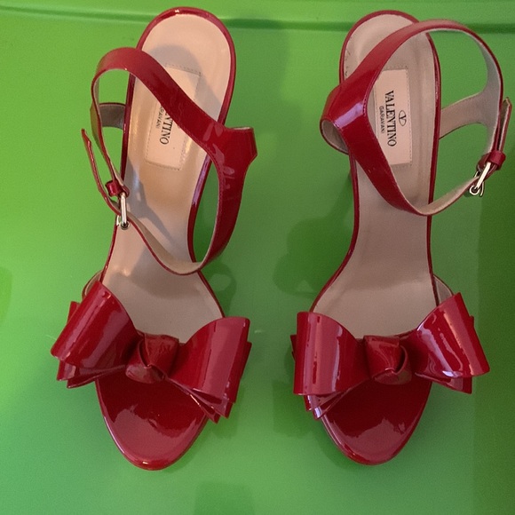 BRAND NEW Women’s Valentino Garavani Red Size 7 High Heels Box and Dust Bag - Picture 3 of 13